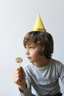 Kleiner Junge mit gelbem Partyhut und Lollipop - VABF01148