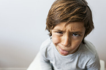 Porträt eines kleinen Jungen, der lustige Gesichter zieht - VABF01158