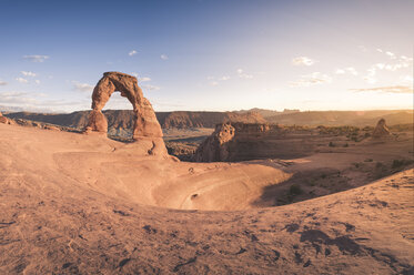 USA, Utah, Arches National Park, Delicate Arch bei Sonnenuntergang - EPF00339