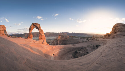 USA, Utah, Arches National Park, Delicate Arch bei Sonnenuntergang - EPF00340