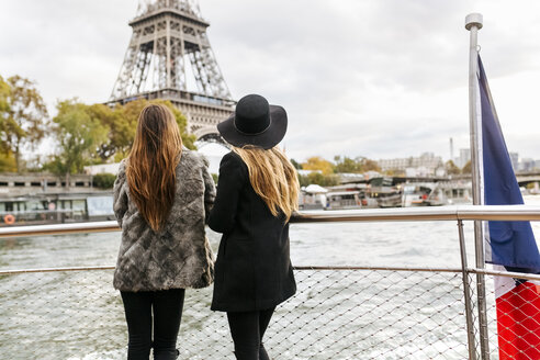 Paris, Frankreich, zwei Touristen auf einer Kreuzfahrt auf der Seine mit dem Eiffelturm im Hintergrund - MGOF02981