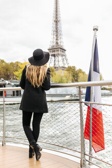 Paris, Frankreich, Rückenansicht eines Touristen auf einer Kreuzfahrt auf der Seine mit Blick auf den Eiffelturm - MGOF02983