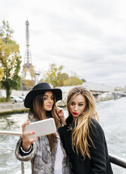 Frankreich, Paris, Touristen machen Selfie mit Handy - MGOF02984