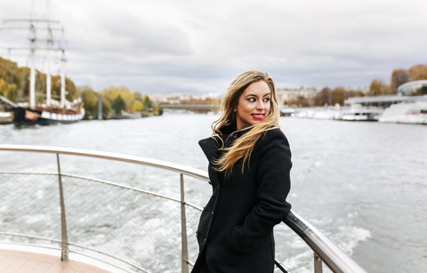 Paris, Frankreich, Porträt einer Frau, die eine Kreuzfahrt auf der Seine macht, lizenzfreies Stockfoto