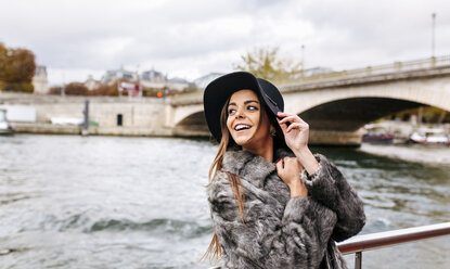 Paris, Frankreich, lächelnde Frau bei einer Kreuzfahrt auf der Seine - MGOF02986