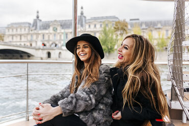 Paris, Frankreich, zwei lachende Touristen auf einer Kreuzfahrt auf der Seine - MGOF02992