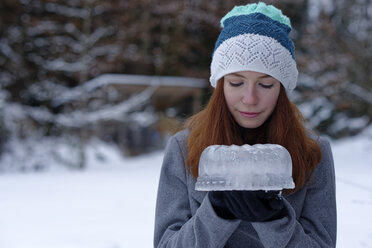 Teenage girl with cake made of ice - LBF01565