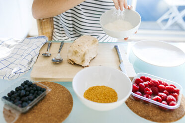 Junge Frau bereitet veganen Kuchen zu - VABF01189