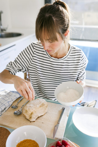 Junge Frau bereitet veganen Kuchen zu, lizenzfreies Stockfoto