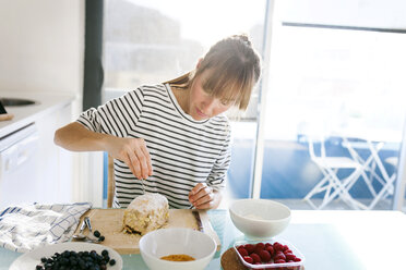 Junge Frau bereitet veganen Kuchen zu - VABF01191