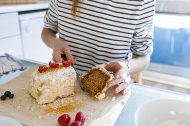 Junge Frau schneidet veganen Kuchen auf - VABF01196