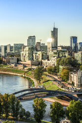 Litauen, Vilnius, Blick auf die moderne Stadt Vilnius mit dem Europa-Turm und dem Fluss Neris im Vordergund - CSTF01223