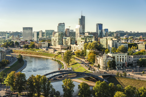 Litauen, Vilnius, Blick auf die moderne Stadt Vilnius mit dem Europa-Turm und dem Fluss Neris im Vordergund, lizenzfreies Stockfoto