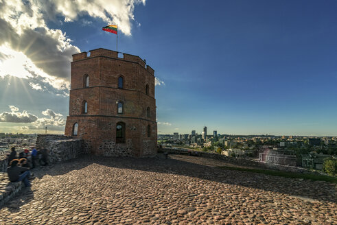 Litauen, Vilnius, Gediminas-Turm bei Gegenlicht - CSTF01227