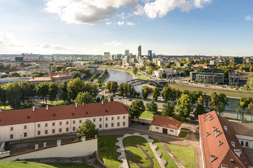 Litauen, Vilnius, Blick auf das Nationalmuseum und die neue Stadt im Hintergrund - CSTF01228