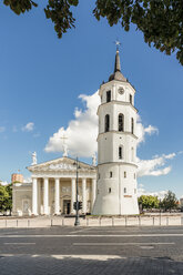 Litauen, Vilnius, Kathedrale von Vilnius mit Glockenturm im Vordergrund - CSTF01231