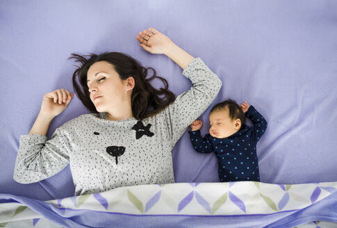 Neugeborenes Mädchen und Mutter schlafen im Bett - GEMF01480