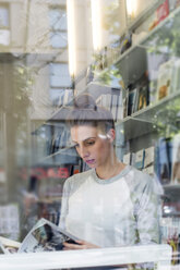 Young woman in a bookshop - LMF00611