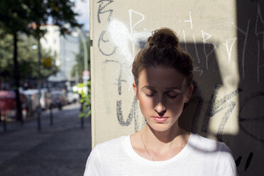 Porträt einer jungen Frau mit geschlossenen Augen im Schatten - LMF00623