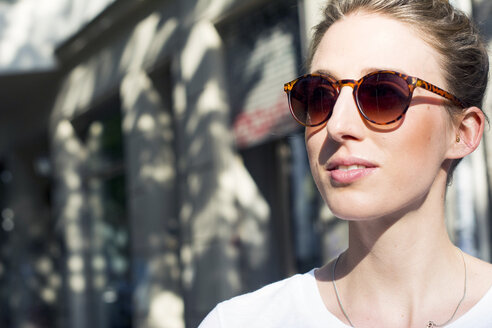 Porträt einer jungen Frau mit Sonnenbrille - LMF00629