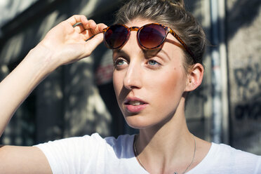 Porträt einer jungen Frau mit Sonnenbrille - LMF00630