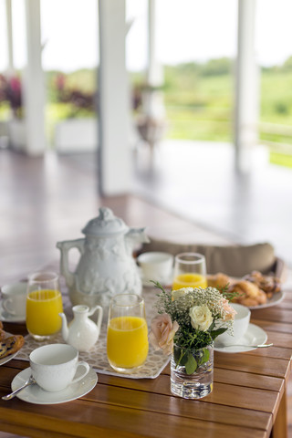 Gedeckter Frühstückstisch auf der Terrasse, lizenzfreies Stockfoto