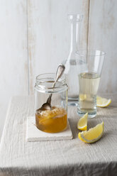 Honigglas mit Honigwabe und Glas Wasser mit Honig - MYF01877