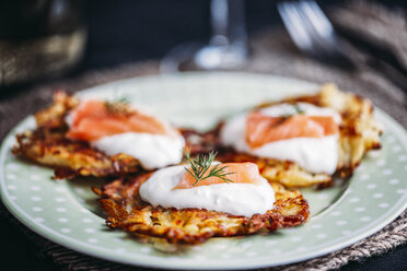 Potato pancakes with sour cream and smoked salmon - IPF00359