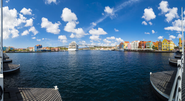 Karibik, Antillen, Curacao, Willemstad, Blick von der Königin-Emma-Brücke - AMF05276