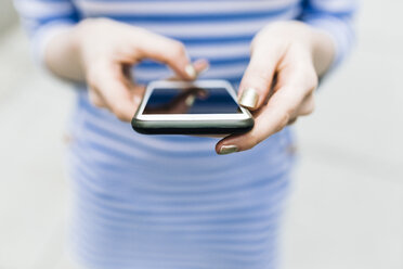 Young woman holding smart phone - GIOF01892