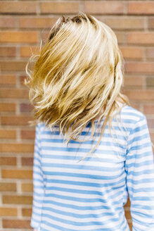 Junge Frau, die ihr Haar wirft - GIOF01902