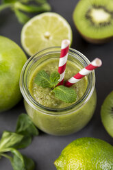 Glas grüner Smoothie und Zutaten - JUNF00861