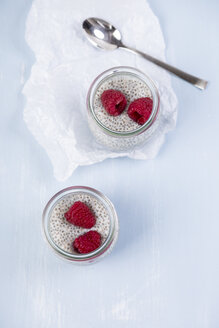 Ein Glas Chia-Pudding mit Soja-Vanillemilch und Himbeeren - JUNF00871