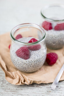 Ein Glas Chia-Pudding mit Soja-Vanillemilch und Himbeeren - JUNF00874