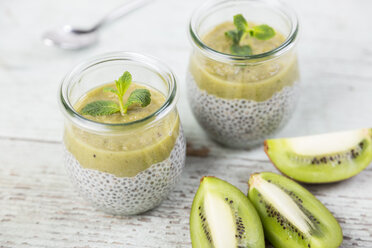 Zwei Gläser Chia-Pudding mit Soja-Vanillemilch und Kiwi-Mus - JUNF00876