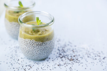 Ein Glas Chia-Pudding mit Soja-Vanillemilch und Kiwi-Mus - JUNF00879