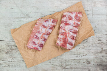 Raw spare ribs on brown paper - JUNF00881