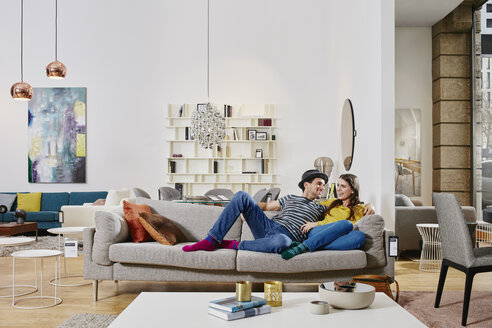 Paar in modernem Möbelhaus testet Couch und ist glücklich - RORF00598