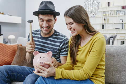 Paar in Möbelhaus demoliert Sparschwein, lizenzfreies Stockfoto