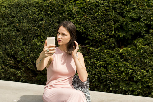 Junge Frau nimmt Selfie mit Handy - LMF00639