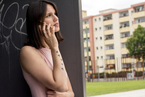 Junge Frau am Telefon - LMF00652