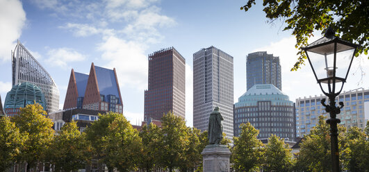 Niederlande, Den Haag, Blick auf die Skyline mit dem Denkmal von Wilhelm von Oranien im Vordergrund - WIF03396