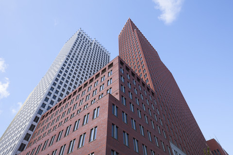 Niederlande, Den Haag, Bürotürme von unten gesehen, lizenzfreies Stockfoto