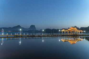 Myanmar, Hpa-an, Beleuchteter Steg am Kan Thar Yar See zur blauen Stunde - PCF00344