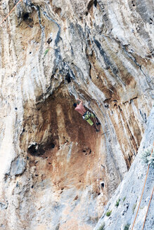 Griechenland, Kalymnos, Kletterer in Felswand - LMF00663