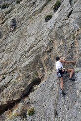 Griechenland, Kalymnos, zwei Kletterer in Felswand - LMF00665