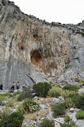 Griechenland, Kalymnos, Kletterer in Felswand - LMF00666