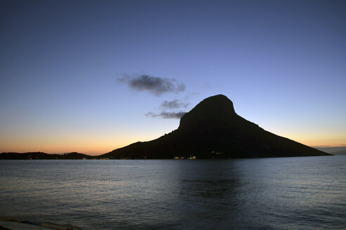 Griechenland, Kalymnos, Felsen in Massouri in der Dämmerung - LMF00667