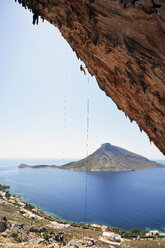 Griechenland, Kalymnos, Kletterer beim Abseilen in der Felswand - LMF00671