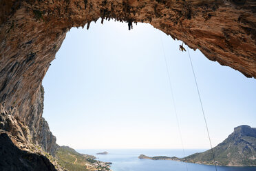 Griechenland, Kalymnos, Kletterer beim Abseilen in Grotte - LMF00673